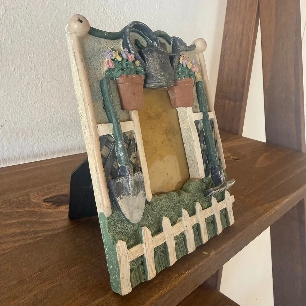 VintageStyle 3D Garden Theme Resin Picture Frame Picket Fence Watering Can Decor
